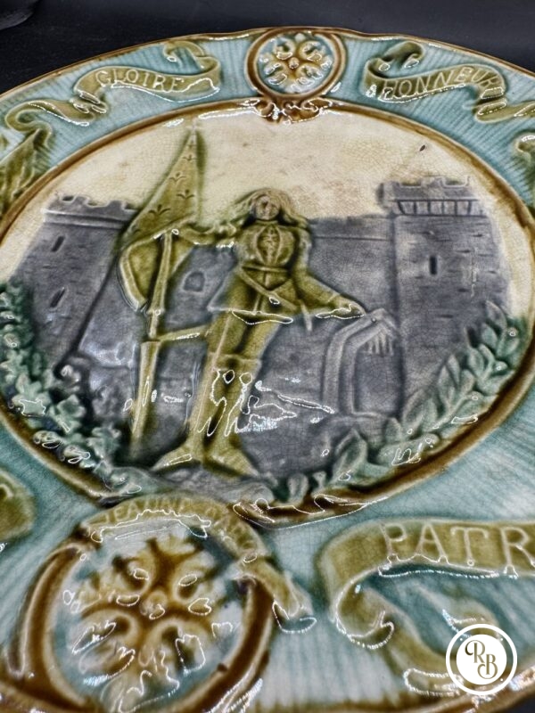Ancienne Assiette en barbotine Onnaing - Vers 1900 - Jeanne d'Arc - Gloire Honneur Liberté Patrie - Décoration - Collection – Image 4