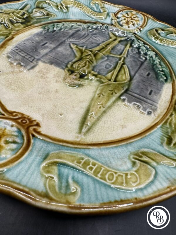 Ancienne Assiette en barbotine Onnaing - Vers 1900 - Jeanne d'Arc - Gloire Honneur Liberté Patrie - Décoration - Collection – Image 5