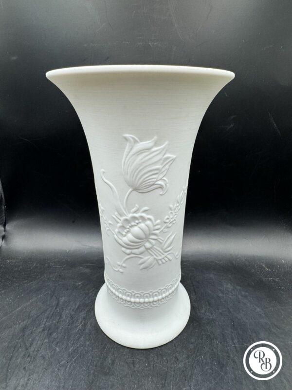 Joli vase en biscuit de porcelaine - AK Kaiser - Germany - 20 cm - blanc avec tulipes - Collection - Décoration - Vers 1970 – Image 2