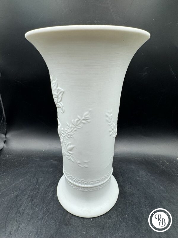 Joli vase en biscuit de porcelaine - AK Kaiser - Germany - 20 cm - blanc avec tulipes - Collection - Décoration - Vers 1970 – Image 3