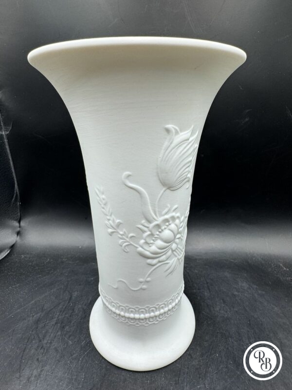 Joli vase en biscuit de porcelaine - AK Kaiser - Germany - 20 cm - blanc avec tulipes - Collection - Décoration - Vers 1970 – Image 4