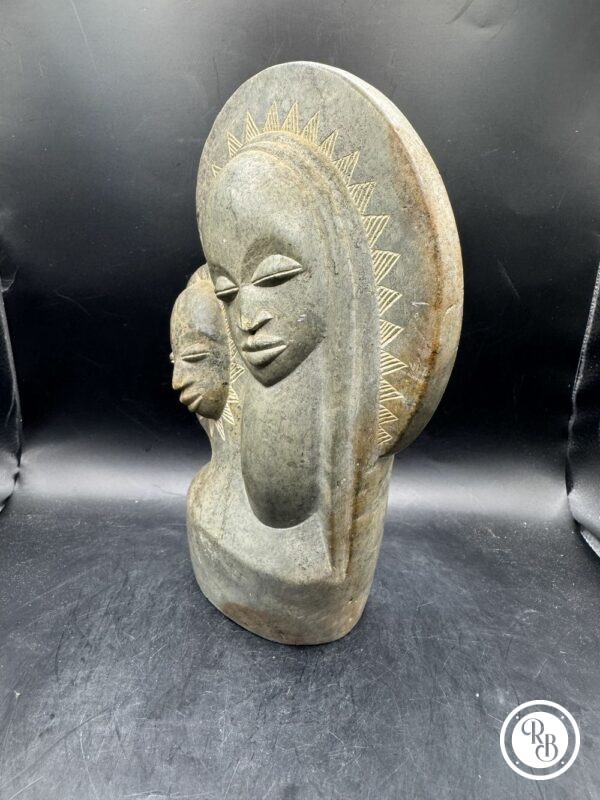 Jolie, imposante et unique Sculpture Africaine "La Vierge à l'enfant" - Signée Kondo - Pierre dure de Mbigou - Gabon - Collection - Décoration - Vers 1970 – Image 2