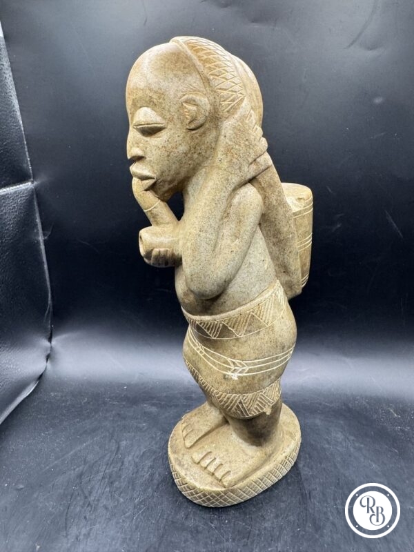 Jolie, imposante et unique Sculpture Africaine "L'homme à la pipe" - Pierre dure de Mbigou - Gabon - Collection - Décoration - Vers 1970 – Image 2