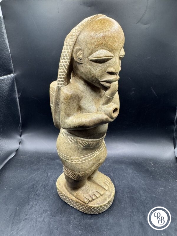 Jolie, imposante et unique Sculpture Africaine "L'homme à la pipe" - Pierre dure de Mbigou - Gabon - Collection - Décoration - Vers 1970 – Image 5