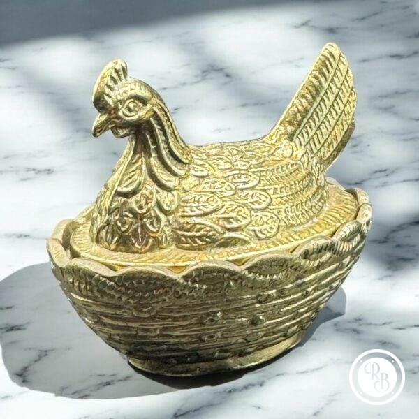 Lot/Ensemble de 7 Bonbonnières ovales (ou sucriers) en verre opalescent opaline Porthieux dont une en laiton doré et une en porcelaine de Limoges représentant des poules sur leur nid d'osier tressé - Décoration - Collection – Image 8