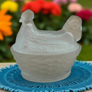 Bonbonnière ovale (ou sucrier ou beurrier) en verre opalescent opaline Porthieux représentant une poule sur son nid d'osier tressé. Jolie couleur blanche opaque - Décoration - Collection