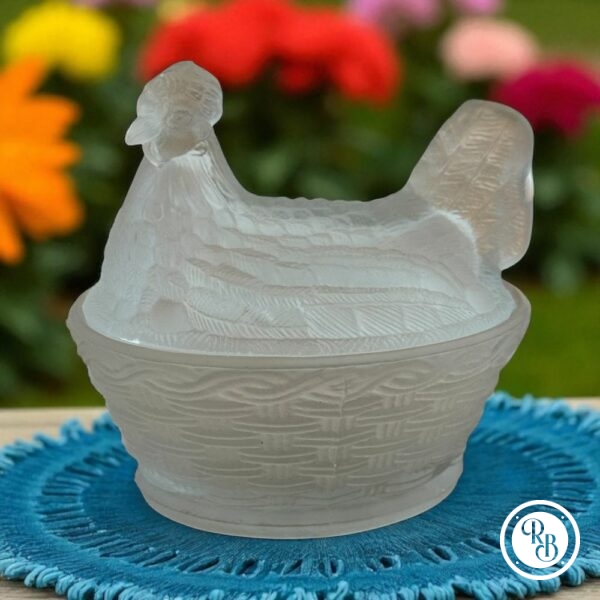 Bonbonnière ovale (ou sucrier ou beurrier) en verre opalescent opaline Porthieux représentant une poule sur son nid d'osier tressé. Jolie couleur blanche opaque - Décoration - Collection