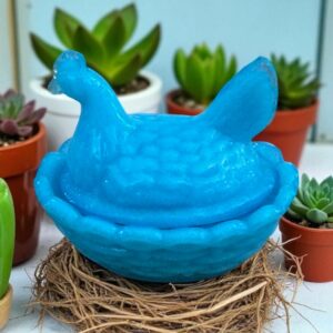 Mini bonbonnière ovale (ou sucrier ou beurrier) en verre opalescent opaline Porthieux représentant une poule sur son nid d'osier tressé. Jolie couleur bleue turquoise - Décoration - Collection