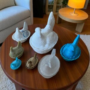 Lot/Ensemble de 7 Bonbonnières ovales (ou sucriers) en verre opalescent opaline Porthieux dont une en laiton doré et une en porcelaine de Limoges représentant des poules sur leur nid d'osier tressé - Décoration - Collection