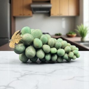 Ancienne et grande Grappe de raisin en pierre dure, Malachite ou quartz vert avec une double feuille métallique en laiton - Vers 1950 - Déco - Collection