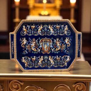 Rare Grand plateau octogonal en faïence de Gien à décor polychrome sur fond bleu, modèle "Renaissance" - Peint à la main dans le style Renaissance Italienne avec des rinceaux, amours et chimères - Plateau à petites anses sur les cotés. Marque de la faïencerie de Gien 1938 - Décoration - Collection