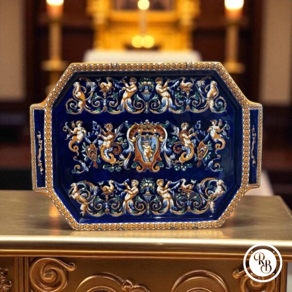 Rare Grand plateau octogonal en faïence de Gien à décor polychrome sur fond bleu, modèle "Renaissance" - Peint à la main dans le style Renaissance Italienne avec des rinceaux, amours et chimères - Plateau à petites anses sur les cotés. Marque de la faïencerie de Gien 1938 - Décoration - Collection