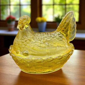 Bonbonnière ovale (ou sucrier ou beurrier) en verre opalescent opaline Porthieux représentant une poule sur son nid d'osier tressé. Jolie couleur jaune - Décoration - Collection