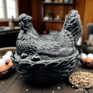 Grande bonbonnière - modèle rare - ovale (ou sucrier ou beurrier) en verre opalescent opaline Noire Porthieux représentant une poule sur son nid d'osier tressé - Décoration - Collection