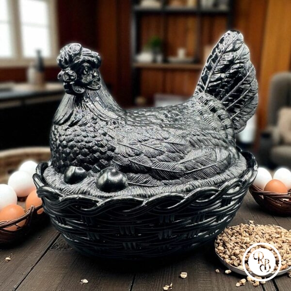 Grande bonbonnière - modèle rare - ovale (ou sucrier ou beurrier) en verre opalescent opaline Noire Porthieux représentant une poule sur son nid d'osier tressé - Décoration - Collection