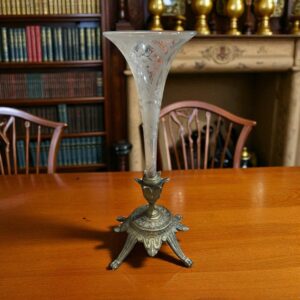 Ancien Vase cornet et verre en cristal gravé sur piètement en métal doré (bronze ou régule) datant du 19ème - Collection - Décoration