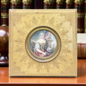 Ancien Portrait - Miniature d'une "Elégante"en médaillon peint à la main - 19ème - Signé - Cadre recouvert de toile beige/doré travaillée - Collection - Décoration