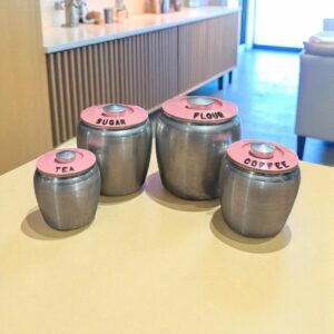 Rare et introuvable lot de 4 bidons/pots en Aluminium filé - Kromex - 1950 - Usa - Avec leurs couvercles roses : Farine/Flour, Café/Coffee, Sucre/Sugar, Thé/Tea - Collection - Décoration