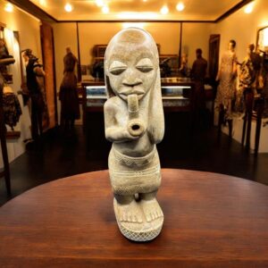 Jolie, imposante et unique Sculpture Africaine "L'homme à la pipe" - Pierre dure de Mbigou - Gabon - Collection - Décoration - Vers 1970
