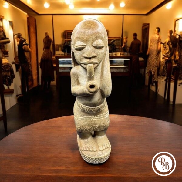 Jolie, imposante et unique Sculpture Africaine "L'homme à la pipe" - Pierre dure de Mbigou - Gabon - Collection - Décoration - Vers 1970