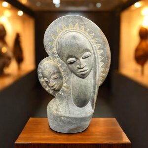 Jolie et unique Sculpture Africaine "La Vierge à l'enfant" - Signé Kondo - Pierre dure de Mbigou - Gabon - Collection - Décoration - Vers 1970