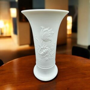 Joli vase en biscuit de porcelaine - AK Kaiser - Germany - 20 cm - blanc avec tulipes - Collection - Décoration - Vers 1970