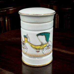Élégant pot ancien en porcelaine blanche de Paris, orné d’un charmant dessin de calèche ancienne "Piccolomini Calèche" - Pour la société Raymond, signé "Porcelaine de Paris – France" - Collection - Décoration