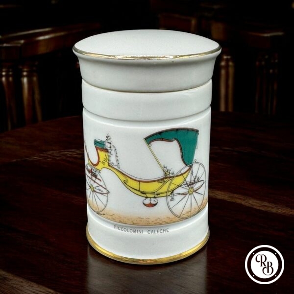 Élégant pot ancien en porcelaine blanche de Paris, orné d’un charmant dessin de calèche ancienne "Piccolomini Calèche" - Pour la société Raymond, signé "Porcelaine de Paris – France" - Collection - Décoration