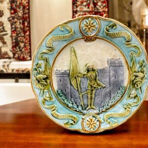 Ancienne Assiette en barbotine Onnaing - Vers 1900 - Jeanne d'Arc - Gloire Honneur Liberté Patrie - Décoration - Collection