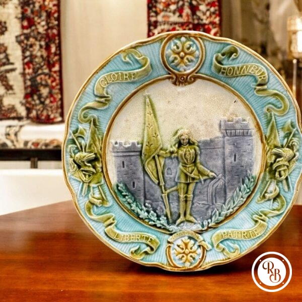 Ancienne Assiette en barbotine Onnaing - Vers 1900 - Jeanne d'Arc - Gloire Honneur Liberté Patrie - Décoration - Collection