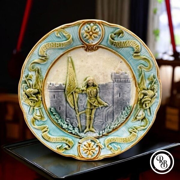 Ancienne Assiette en barbotine Onnaing - Vers 1900 - Jeanne d'Arc - Gloire Honneur Liberté Patrie - Décoration - Collection – Image 6