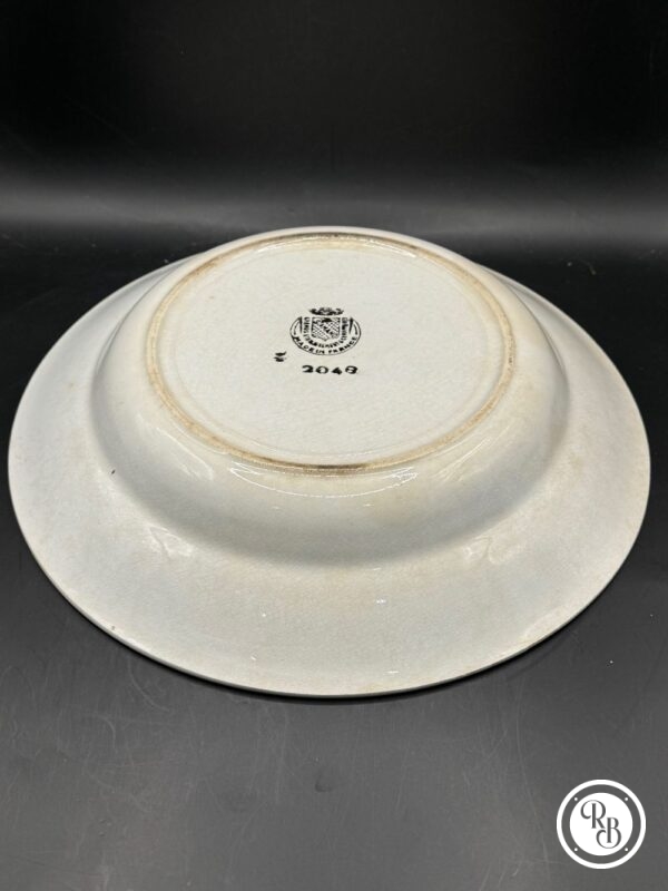 Plat rond et creusé - Céramique de Saint Amand - Des années 1930/40 - Décor à fleurs rouges - Collection - Décoration - Arts de la table – Image 3
