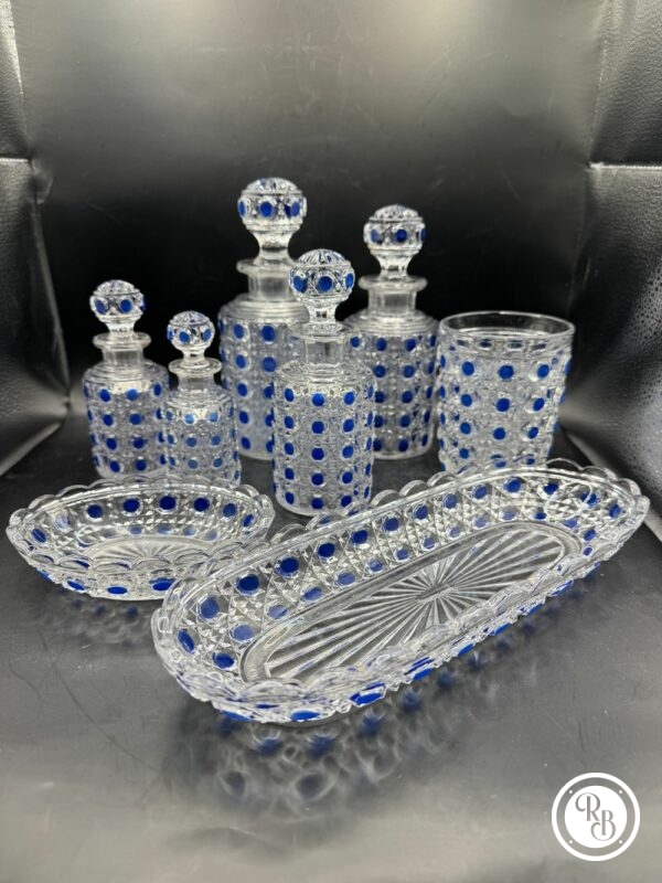 Ensemble garniture de toilette en cristal moulé modèle Diamant pierreries de la Maison Baccarat - Décor de motifs pointes de diamants avec rehauts d’émaux bleus - Signé - Vers 1900/1910 - Collection - Décoration – Image 2