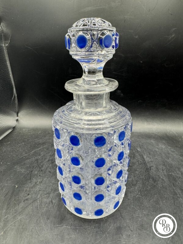Ensemble garniture de toilette en cristal moulé modèle Diamant pierreries de la Maison Baccarat - Décor de motifs pointes de diamants avec rehauts d’émaux bleus - Signé - Vers 1900/1910 - Collection - Décoration – Image 4
