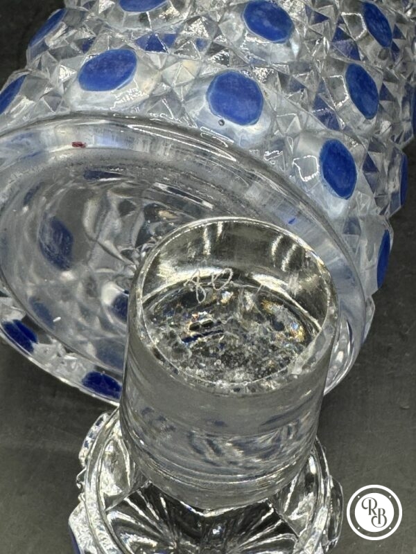 Ensemble garniture de toilette en cristal moulé modèle Diamant pierreries de la Maison Baccarat - Décor de motifs pointes de diamants avec rehauts d’émaux bleus - Signé - Vers 1900/1910 - Collection - Décoration – Image 6