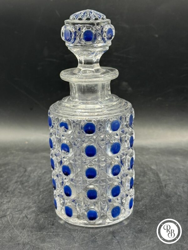 Ensemble garniture de toilette en cristal moulé modèle Diamant pierreries de la Maison Baccarat - Décor de motifs pointes de diamants avec rehauts d’émaux bleus - Signé - Vers 1900/1910 - Collection - Décoration – Image 7