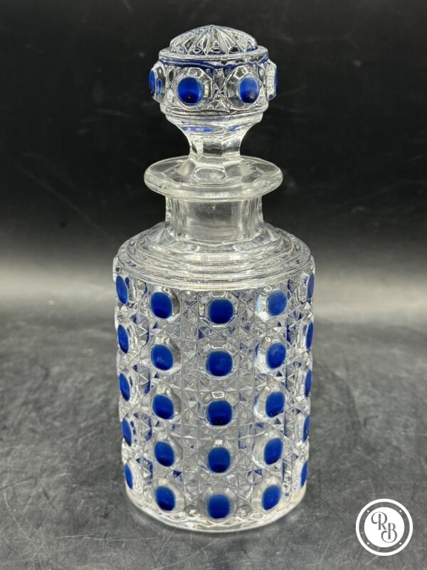 Ensemble garniture de toilette en cristal moulé modèle Diamant pierreries de la Maison Baccarat - Décor de motifs pointes de diamants avec rehauts d’émaux bleus - Signé - Vers 1900/1910 - Collection - Décoration – Image 8