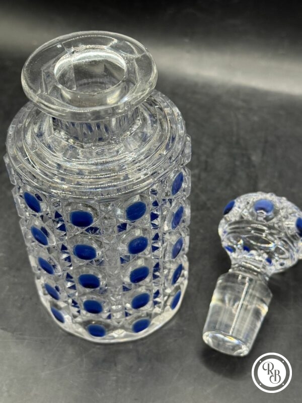 Ensemble garniture de toilette en cristal moulé modèle Diamant pierreries de la Maison Baccarat - Décor de motifs pointes de diamants avec rehauts d’émaux bleus - Signé - Vers 1900/1910 - Collection - Décoration – Image 9