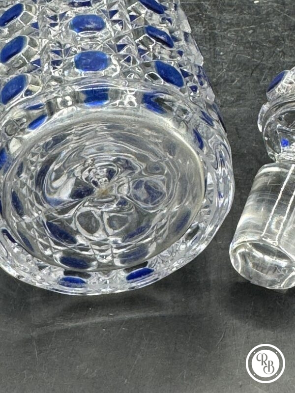 Ensemble garniture de toilette en cristal moulé modèle Diamant pierreries de la Maison Baccarat - Décor de motifs pointes de diamants avec rehauts d’émaux bleus - Signé - Vers 1900/1910 - Collection - Décoration – Image 10