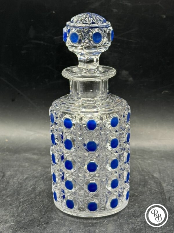 Ensemble garniture de toilette en cristal moulé modèle Diamant pierreries de la Maison Baccarat - Décor de motifs pointes de diamants avec rehauts d’émaux bleus - Signé - Vers 1900/1910 - Collection - Décoration – Image 11