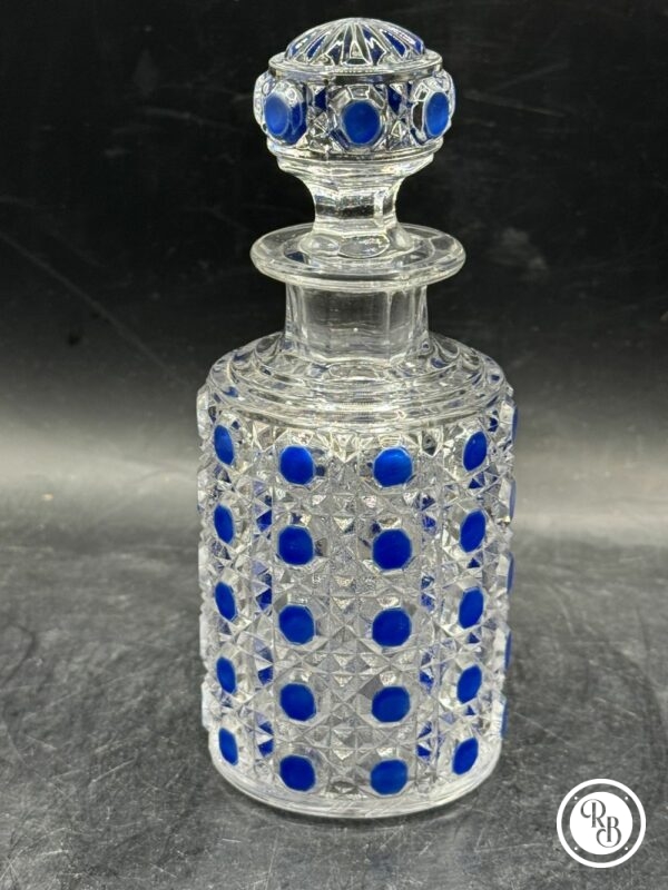Ensemble garniture de toilette en cristal moulé modèle Diamant pierreries de la Maison Baccarat - Décor de motifs pointes de diamants avec rehauts d’émaux bleus - Signé - Vers 1900/1910 - Collection - Décoration – Image 12