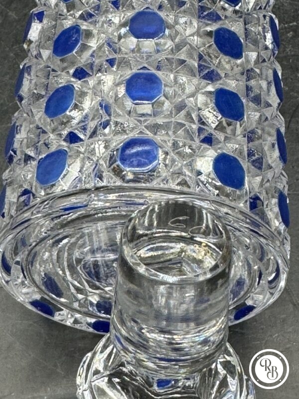 Ensemble garniture de toilette en cristal moulé modèle Diamant pierreries de la Maison Baccarat - Décor de motifs pointes de diamants avec rehauts d’émaux bleus - Signé - Vers 1900/1910 - Collection - Décoration – Image 13