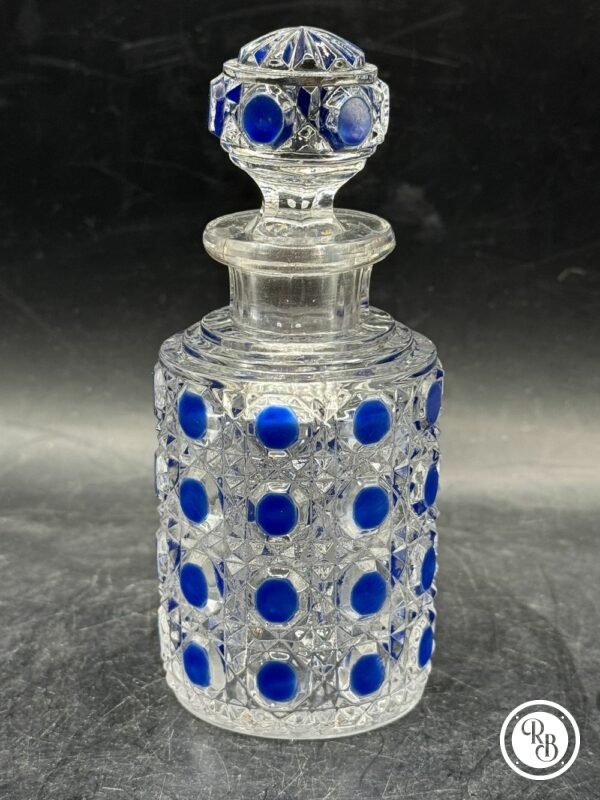Ensemble garniture de toilette en cristal moulé modèle Diamant pierreries de la Maison Baccarat - Décor de motifs pointes de diamants avec rehauts d’émaux bleus - Signé - Vers 1900/1910 - Collection - Décoration – Image 14