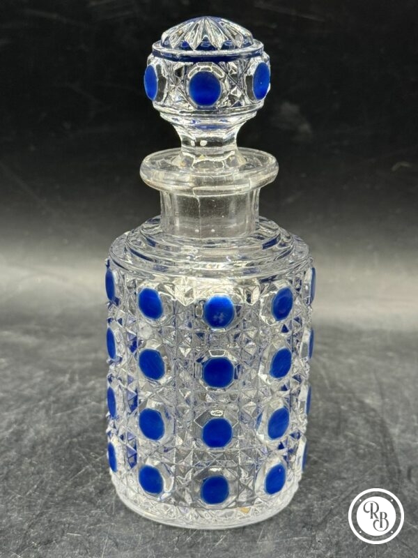 Ensemble garniture de toilette en cristal moulé modèle Diamant pierreries de la Maison Baccarat - Décor de motifs pointes de diamants avec rehauts d’émaux bleus - Signé - Vers 1900/1910 - Collection - Décoration – Image 15