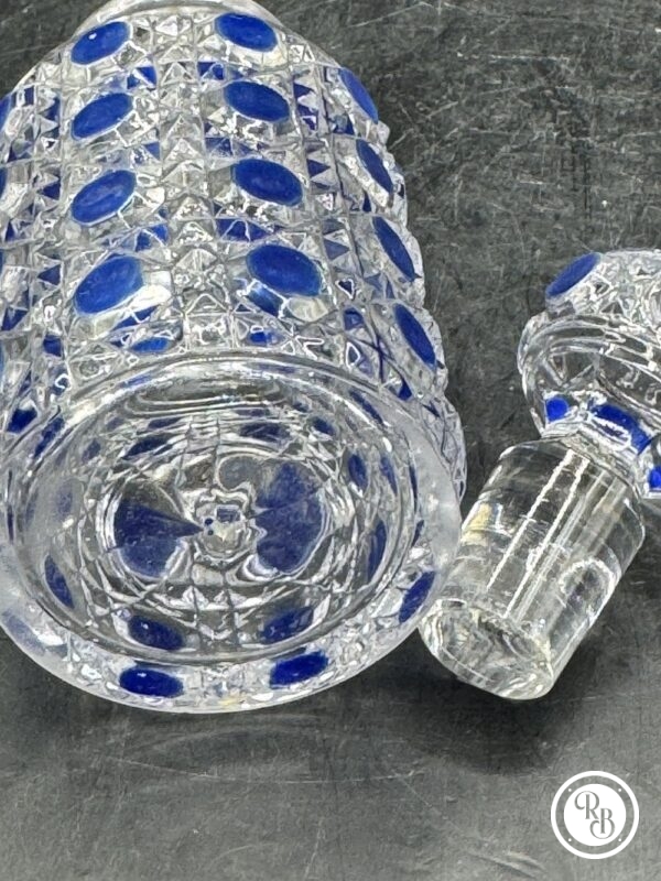 Ensemble garniture de toilette en cristal moulé modèle Diamant pierreries de la Maison Baccarat - Décor de motifs pointes de diamants avec rehauts d’émaux bleus - Signé - Vers 1900/1910 - Collection - Décoration – Image 16