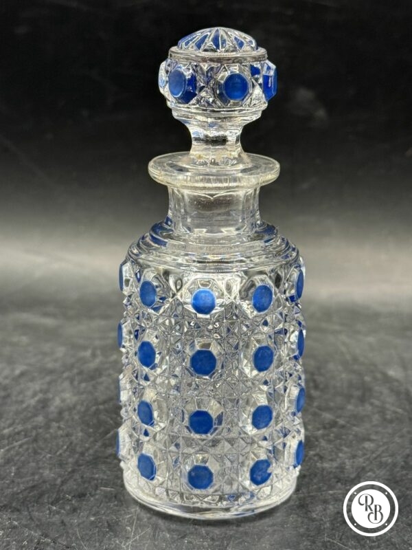 Ensemble garniture de toilette en cristal moulé modèle Diamant pierreries de la Maison Baccarat - Décor de motifs pointes de diamants avec rehauts d’émaux bleus - Signé - Vers 1900/1910 - Collection - Décoration – Image 17