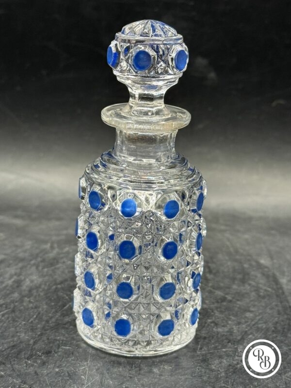 Ensemble garniture de toilette en cristal moulé modèle Diamant pierreries de la Maison Baccarat - Décor de motifs pointes de diamants avec rehauts d’émaux bleus - Signé - Vers 1900/1910 - Collection - Décoration – Image 18