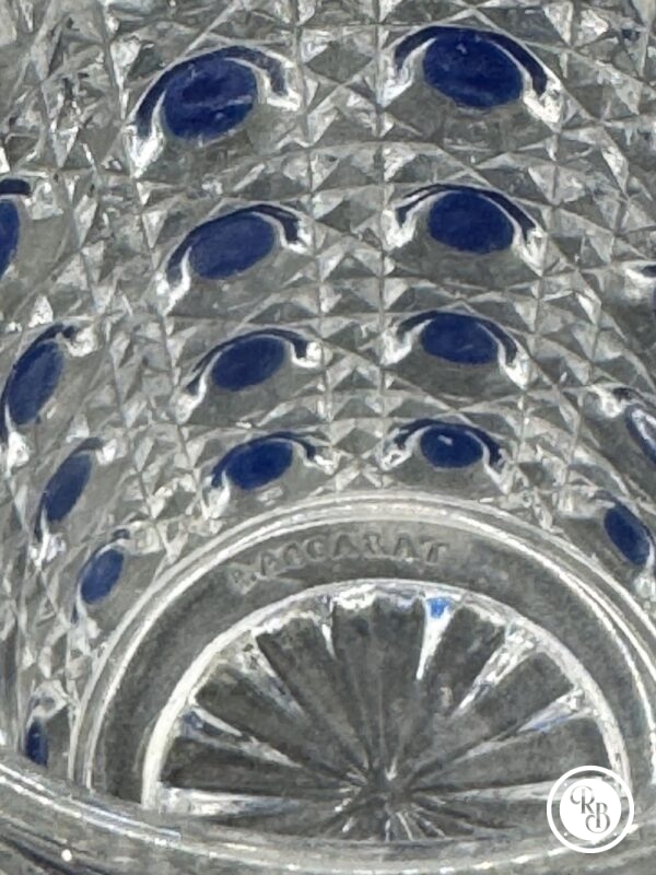 Ensemble garniture de toilette en cristal moulé modèle Diamant pierreries de la Maison Baccarat - Décor de motifs pointes de diamants avec rehauts d’émaux bleus - Signé - Vers 1900/1910 - Collection - Décoration – Image 23