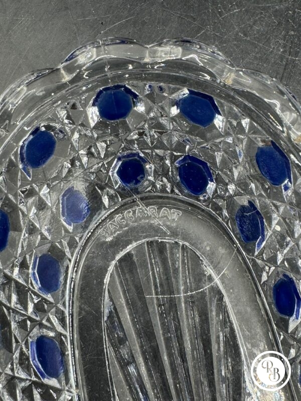 Ensemble garniture de toilette en cristal moulé modèle Diamant pierreries de la Maison Baccarat - Décor de motifs pointes de diamants avec rehauts d’émaux bleus - Signé - Vers 1900/1910 - Collection - Décoration – Image 27