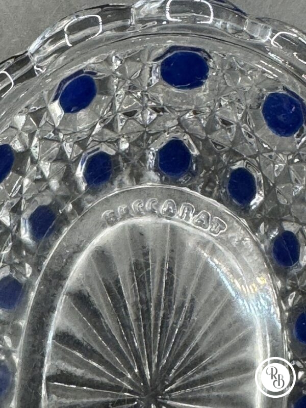 Ensemble garniture de toilette en cristal moulé modèle Diamant pierreries de la Maison Baccarat - Décor de motifs pointes de diamants avec rehauts d’émaux bleus - Signé - Vers 1900/1910 - Collection - Décoration – Image 31